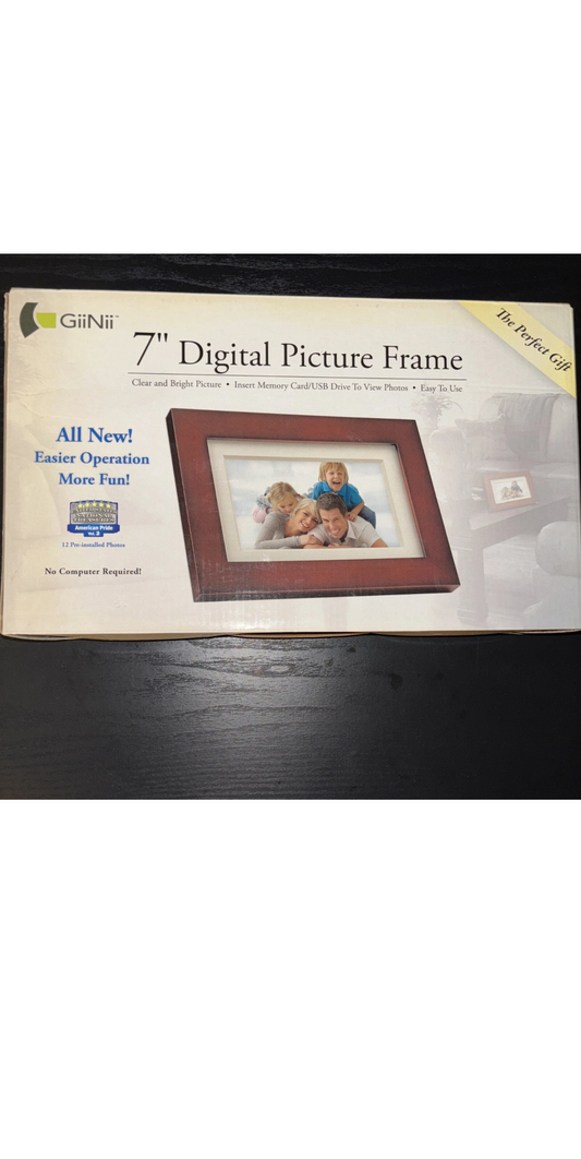 7 Inch Digital Photo Frame by GiiNii Wood Frame GP-7AWP-1 New in Box